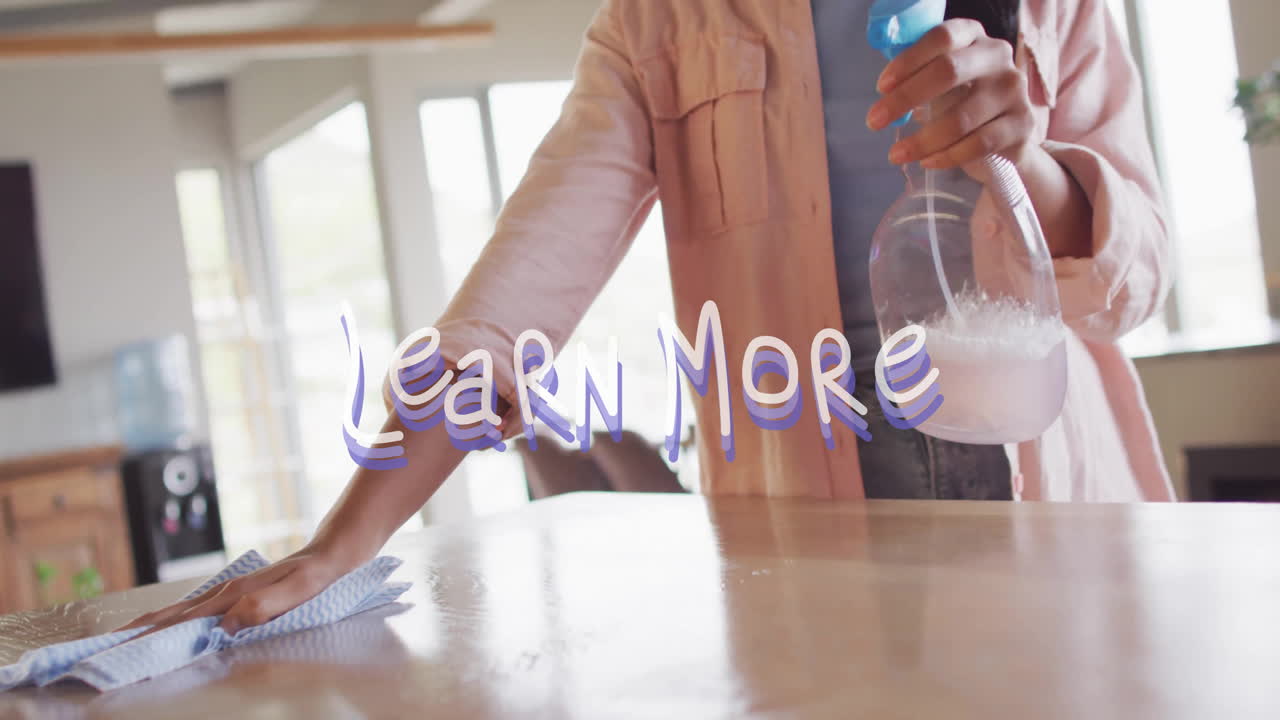 limpieza de la mesa con botella de pulverización, aprender más texto animación sobre la escena