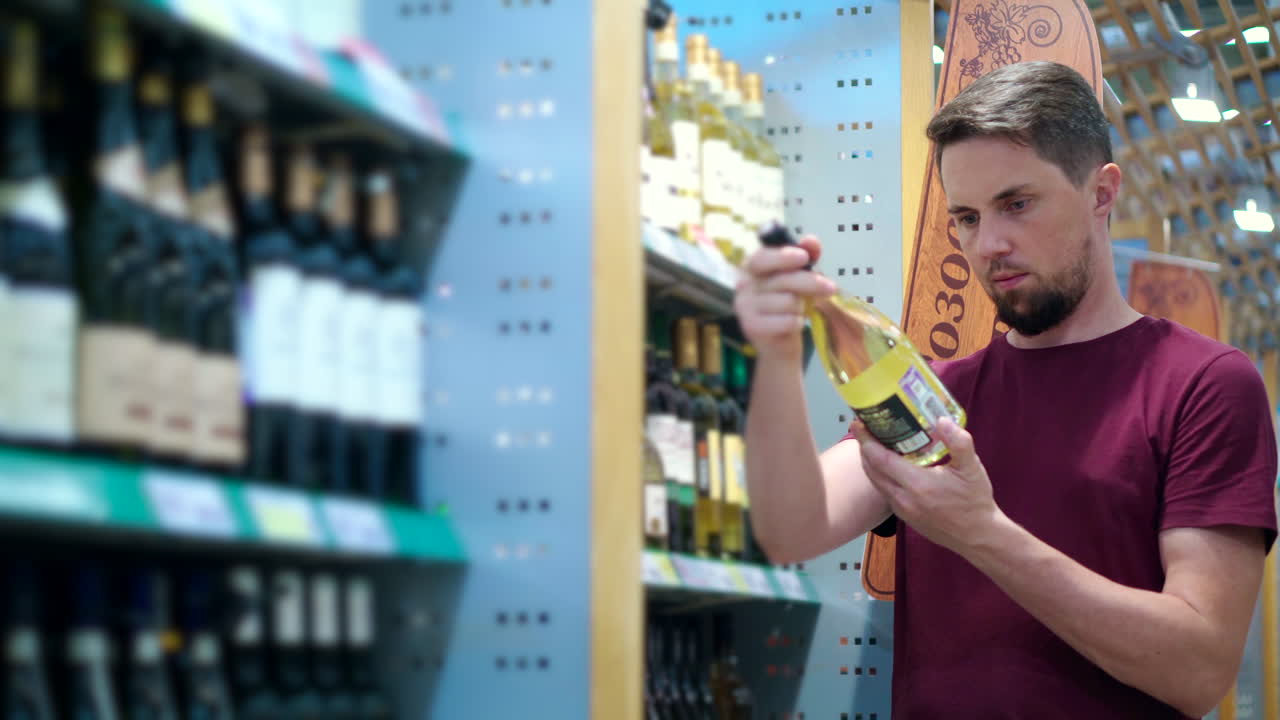 hombre eligiendo una botella de vino en un supermercado