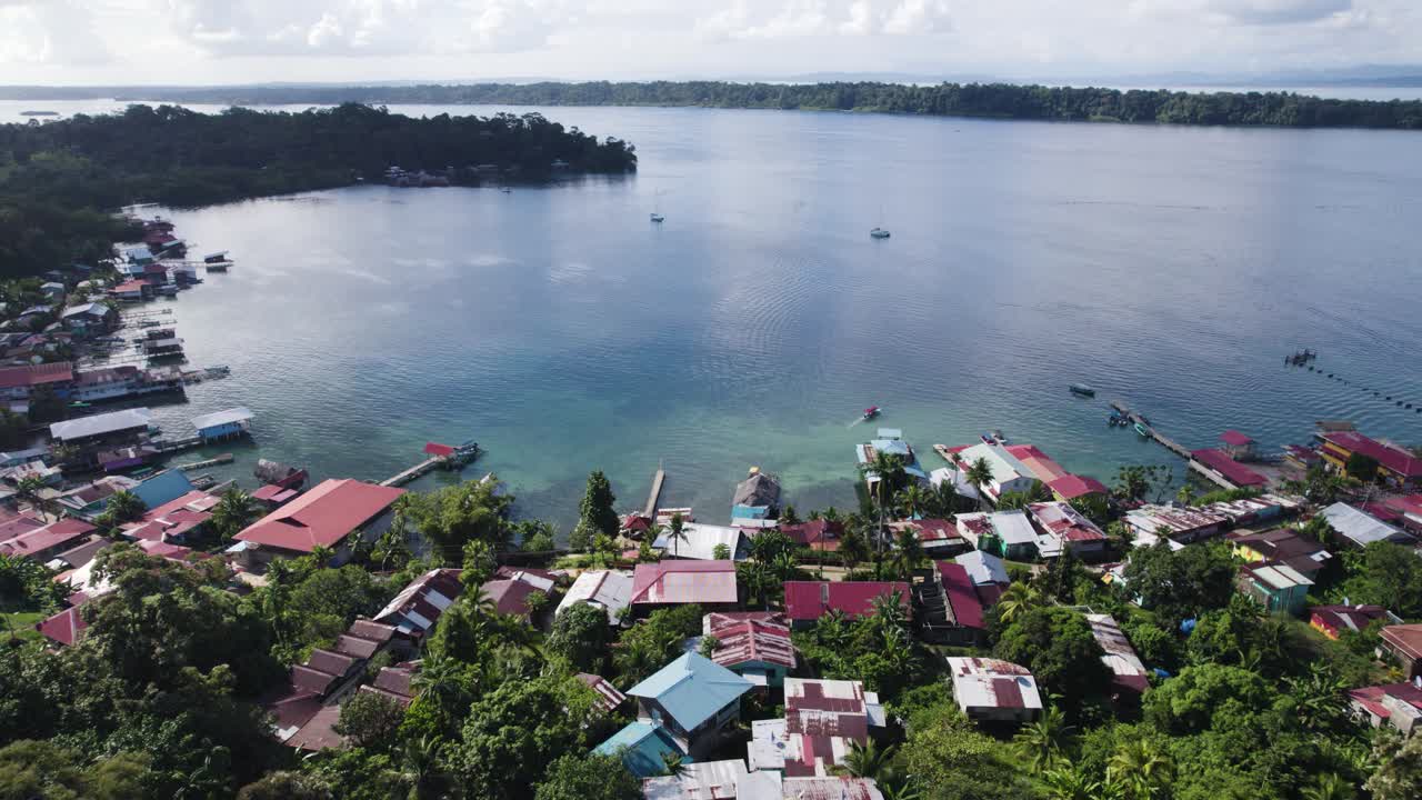 vista aérea que muestra casas coloridas a lo largo de la bahía de la isla de bastimentos, panamá, en el distrito de bocas del toro