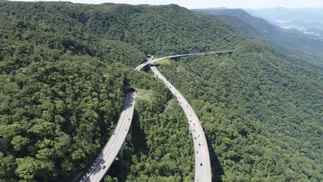 vista aérea de la carretera en la sierra. gran paisaje entre las montañas. são paulo, brasil