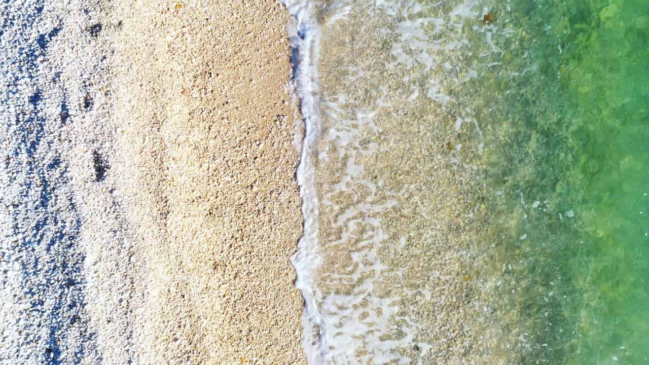 크로아티아의 아드리아 해의 해변, 공중에서 볼 수 있는, 물결이 자연 모래 해변에서 깨지는