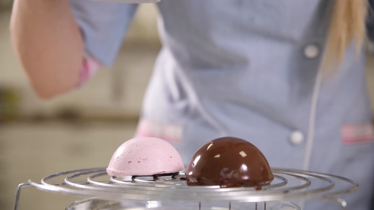 fabricación de postres cubiertos de chocolate
