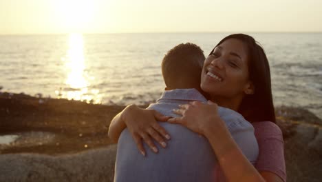joven pareja romántica de raza mixta abrazándose en la playa 4k