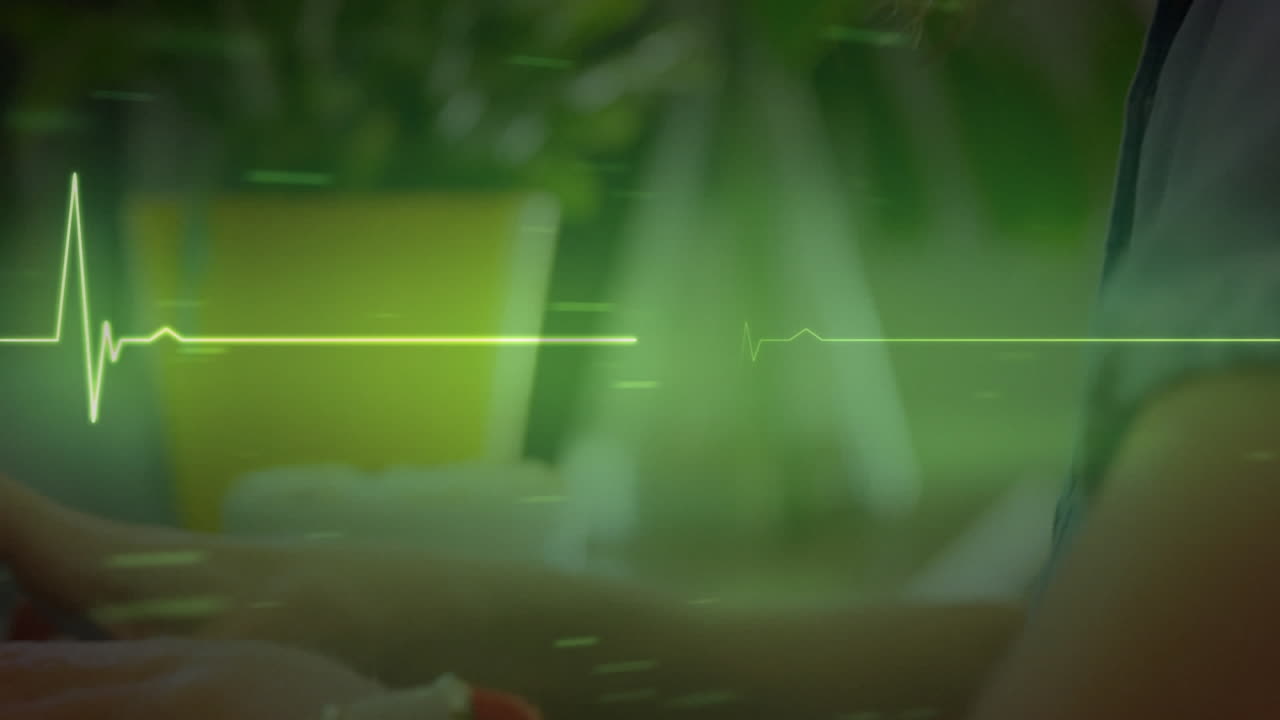 사무실에서 노트북을 사용하는 백인 사업가 여성에 대한 이소 전기 선의 애니메이션