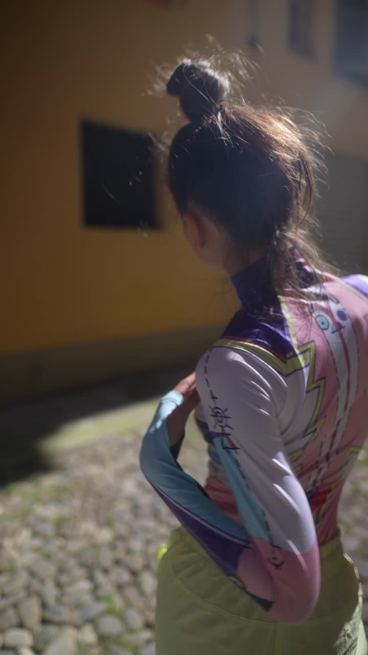 mujer elegante con ropa de calle colorida