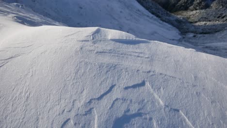 Weicher-Schwenk,-Der-Sich-Auf-Die-Schneeformation-Konzentriert-Und-Funkelt,-Die-Sie-Aus-Dem-Lichtstrahl-Erzeugt---Selektiver-Fokus