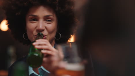 Feliz-Mujer-Afroamericana-Pasando-El-Rato-Con-Amigos-Celebrando-La-Fiesta-De-Reunión-En-El-Restaurante-Bebiendo-Disfrutando-De-La-Celebración-De-La-Amistad-Divirtiéndose-Socializando