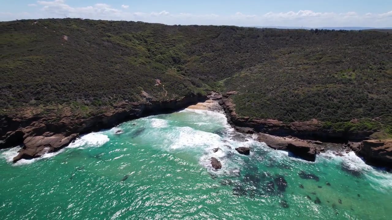 Spiaggia di Timber e Roccia Maktub nel Nuovo Galles del Sud, Australia - Ripresa con drone