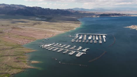 Un-Dron-De-Alto-Vuelo-Sobre-El-Lago-Mead,-Un-Enorme-Embalse-Formado-Por-La-Presa-Hoover-En-El-Río-Colorado,-Que-Se-Encuentra-En-La-Frontera-De-Arizona-Y-Nevada,-Justo-Al-Este-De-Las-Vegas.