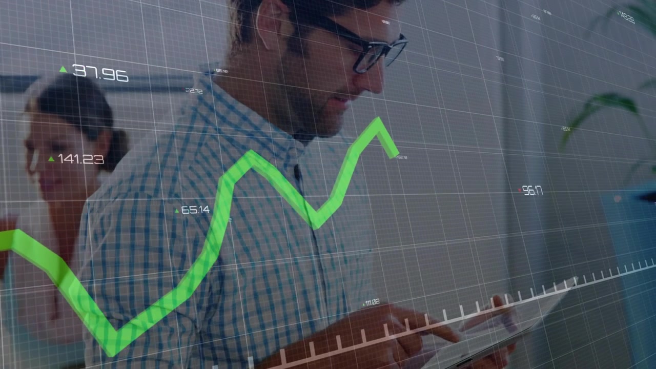 Uomo che tocca e scorre su un tablet, mentre un grafico a linee verde si anima su una griglia per visualizzare le tendenze dei dati in crescita.