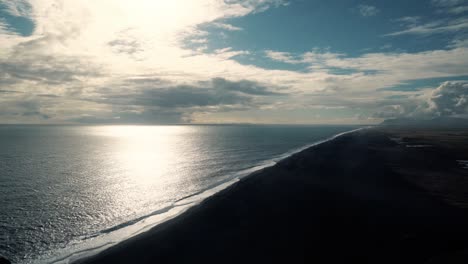 Isländischer-Strand-Mit-Schwarzem-Sand