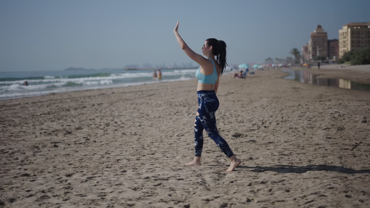 해변 에서 운동 하는 여자