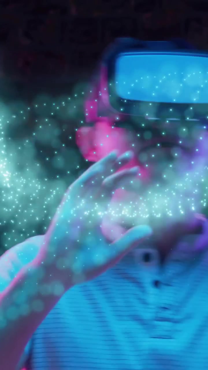 Persona con visore VR e particelle di animazione luminose a scuola.
