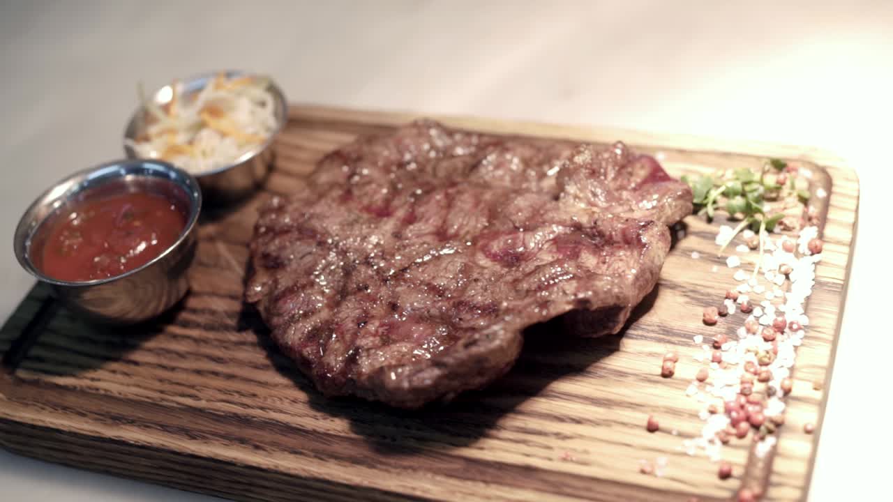 bistec a la parrilla con salsa y verduras