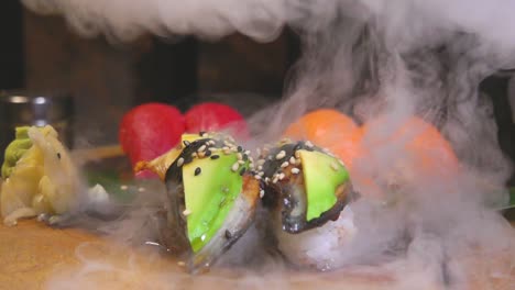 Köstliches-Sushi,-Serviert-In-Rauch