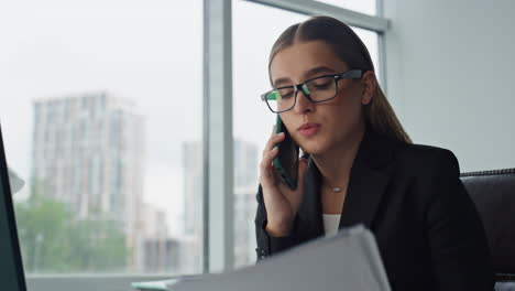 mujer de negocios preocupada hablando por teléfono móvil de cerca. gerente de oficina trabajando