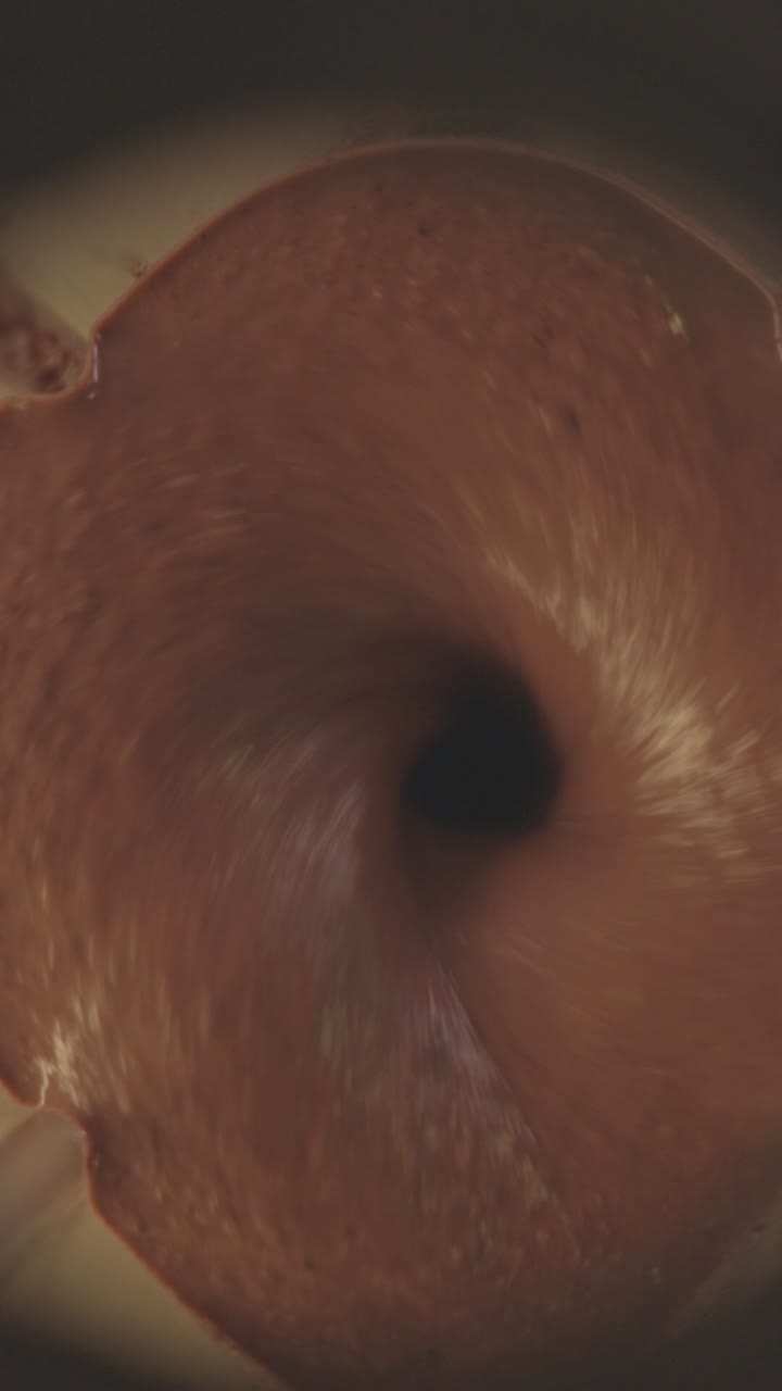 ingesta de un batido de jugo cerrado en una licuadora, capturado en c-log crudo 8 bits