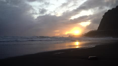 Toma-Panorámica-De-La-Pintoresca-Puesta-De-Sol-Sobre-El-Océano-En-La-Playa-De-Azores