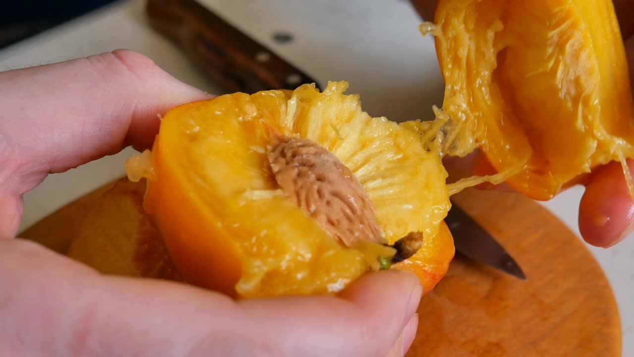 cortar melocotones frescos en una tabla de madera