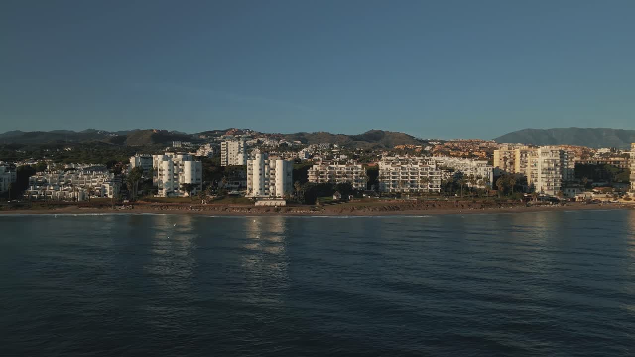 해안선 근처 마을의 공중 추적 샷