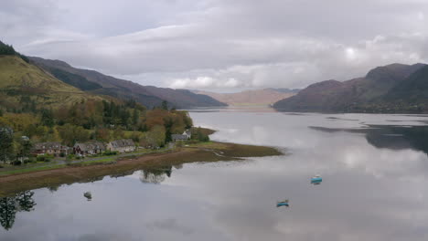 una vista aérea mirando hacia el oeste por loch duich en las tierras altas del noroeste de escocia en glen shiel en un día nublado