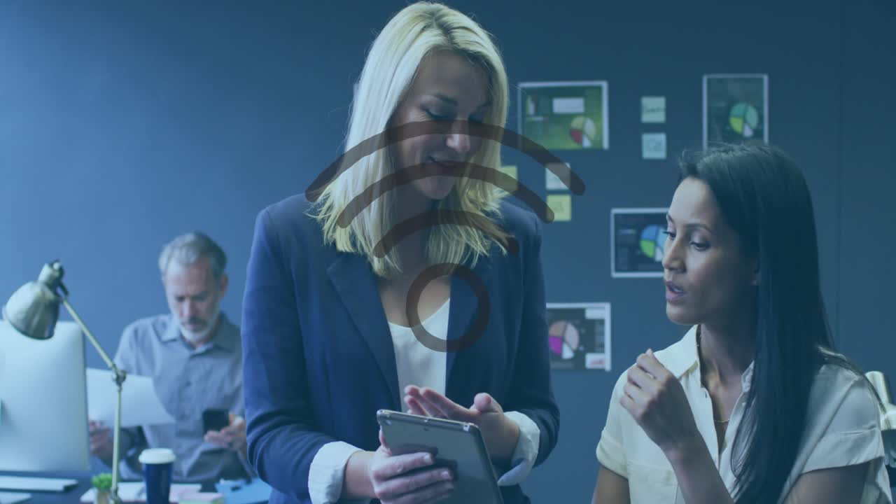 Animazione di un'icona Wi-Fi e elaborazione dati su diversi professionisti in ufficio.