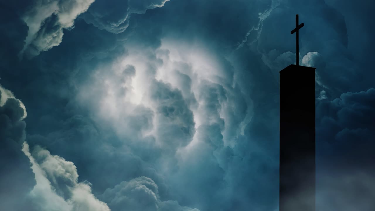 cruz de silueta en el fondo de tormentas eléctricas y relámpagos