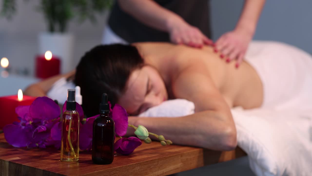 Essential yağlar ve mumlarla rahatlatıcı spa masajı