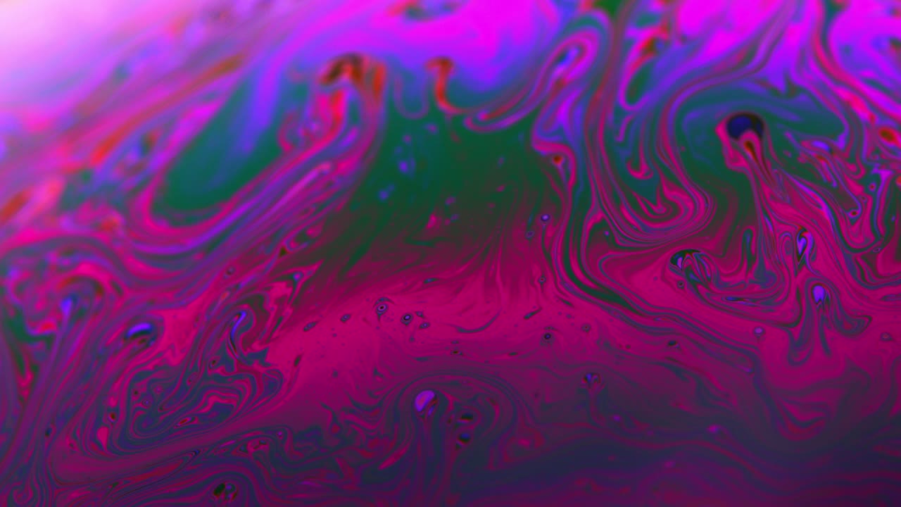 disparo abstracto de espuma de jabón de color neón con rayas de línea moviéndose suavemente