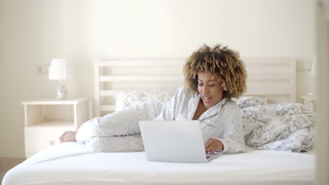 Girl-Surfing-On-The-Internet-At-Home