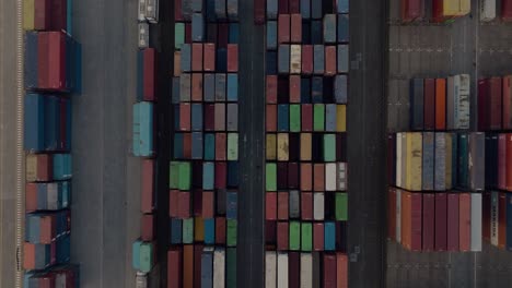 Blick-Aus-Der-Vogelperspektive-Auf-Den-Frachtkran-Containerterminal,-Porto-De-Leixões,-Portugal