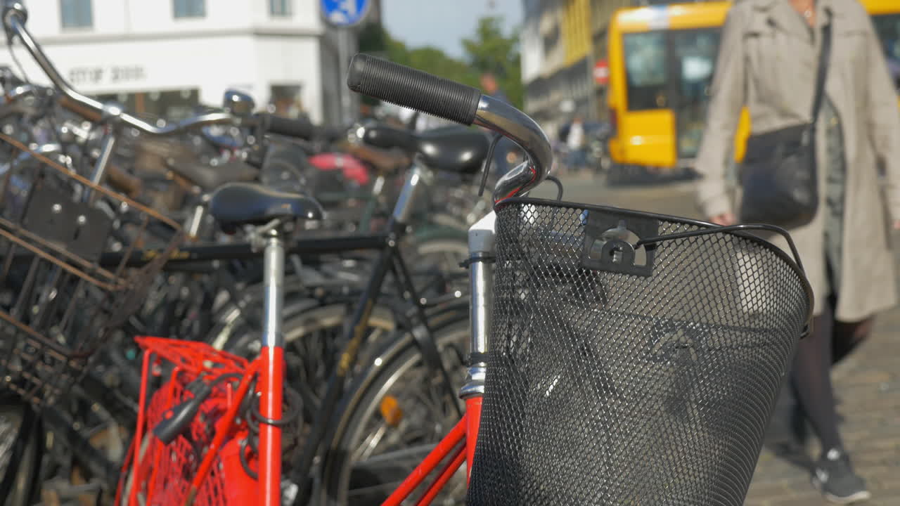 bicicletas con cestas estacionadas en la calle