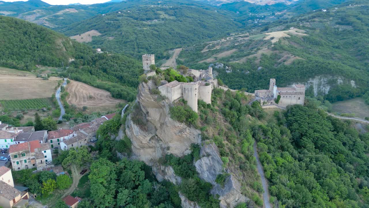 castillo de roca medieval desde arriba italia