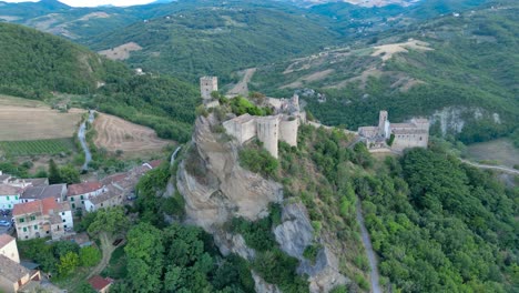 Mittelalterliche-Felsenburg-Von-Oben-Italien