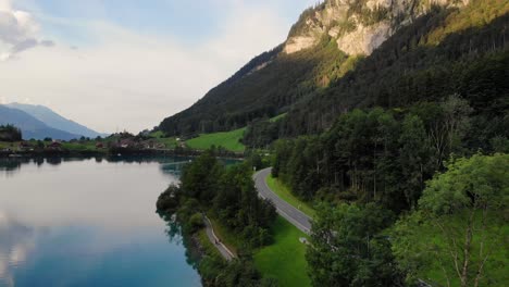 Sendero-Y-Entrada-A-La-Orilla-Del-Prístino-Lago-Alpino-En-Suiza,-Vista-Aérea