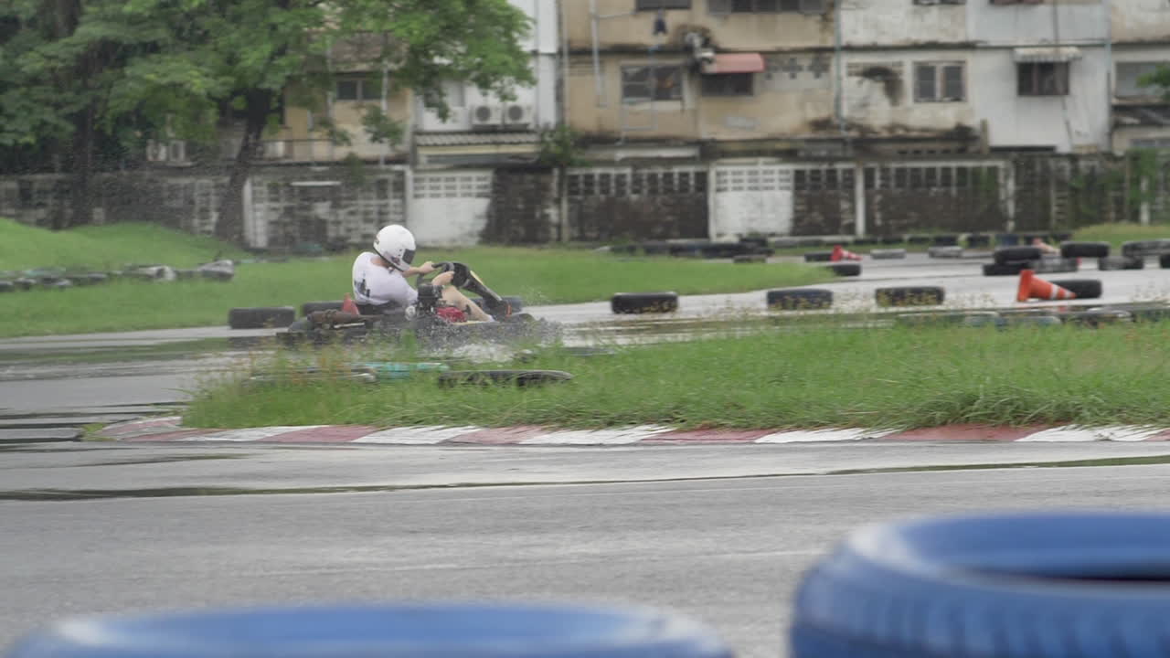 은 트랙에서 고카트를 운전하는 사람