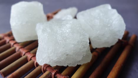 cubos de azúcar blanco en una bandeja de bambú