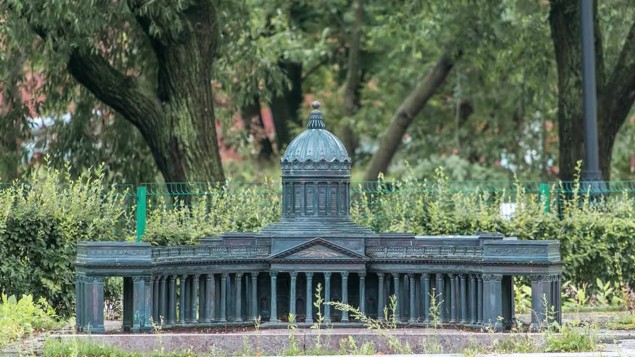 Esculturas Cativantes de Mini-Cidades no Parque Alexandre: Cópias em Miniatura dos Marcos de São Petersburgo, Incluindo a Catedral de Kazan, Timelapse.