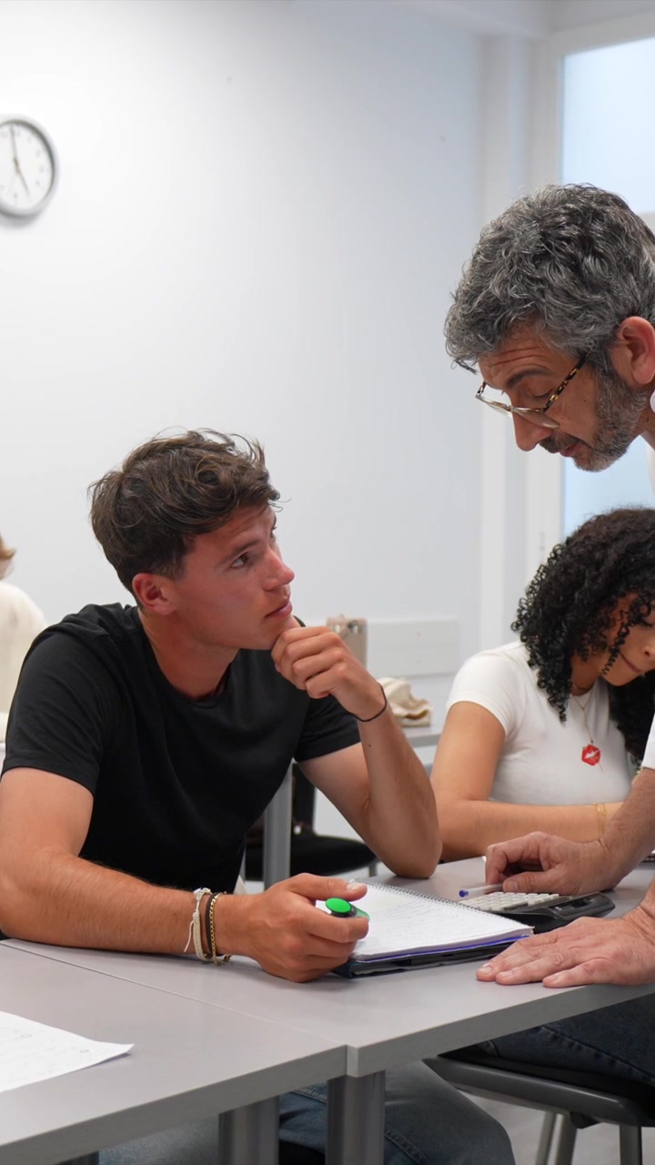 Studenti che imparano con un insegnante in un'aula.