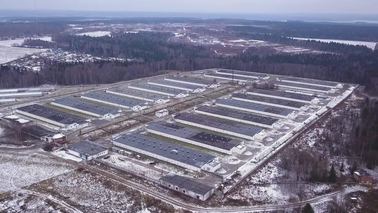 воздушный вид птицеводческой фермы зимой