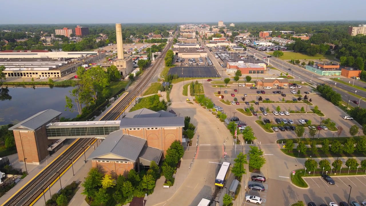 Vista aerea della stazione ferroviaria di Dearborn e della centrale elettrica di Elm St a Dearborn, Michigan, USA