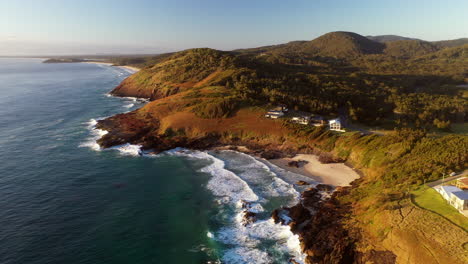 Breiter-Drohnenschuss-Von-Scotts-Head-Beach-In-Australien