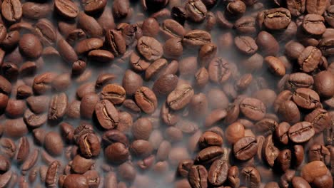 granos de café tostados con humo