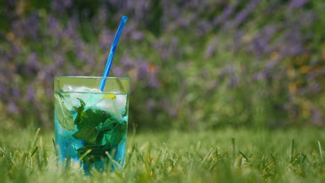 refrescante cóctel azul en un jardín