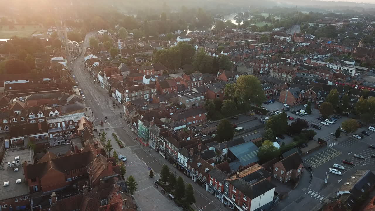 Zeldzame drone-opname van de hoofdstraat van Henley-on-Thames, pannen van het stadhuis naar beneden tot aan de brug.