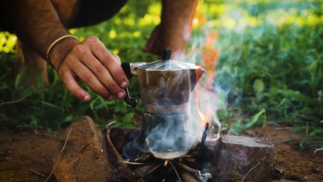 hacer café en una fogata con moka pot