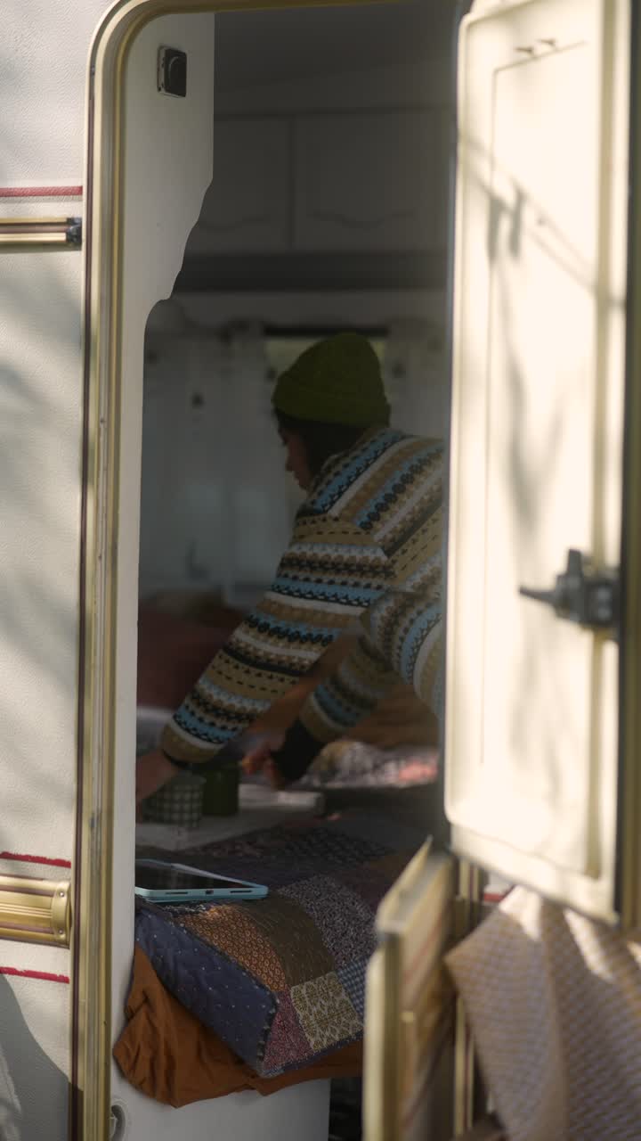 캠퍼 밴 에서 아침 식사를 준비 하는 여자