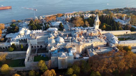 vista aérea del palacio de topkapi y la península histórica en estambul. imágenes en 4k en turquía