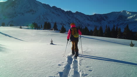 Filmisch-Atemberaubend-Colorado-Am-Frühen-Morgen-Rocky-Mountain-Backcountry-Skifahrer-Split-Boarder-Bergauf-Wandern-Neuschnee-Gipfel-Gipfel-Licht-Baumgrenze-Ebene-Kupfer-Breckenridge-Aspen-Vail-Folgen-Vergrößern-Verkleinern-Schwenken