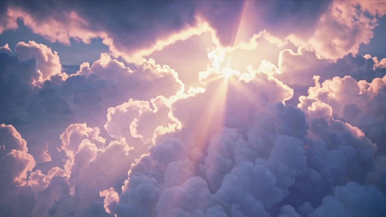 Raggi di sole che filtrano attraverso dense nuvole temporalesche nel cielo
